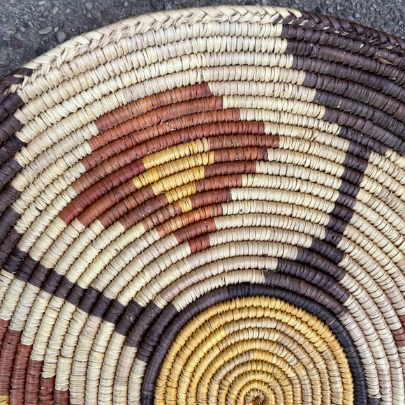 Vintage handwoven brown mustard shallow bowl plate basket 12’ Southwest style - Picture 4 of 5